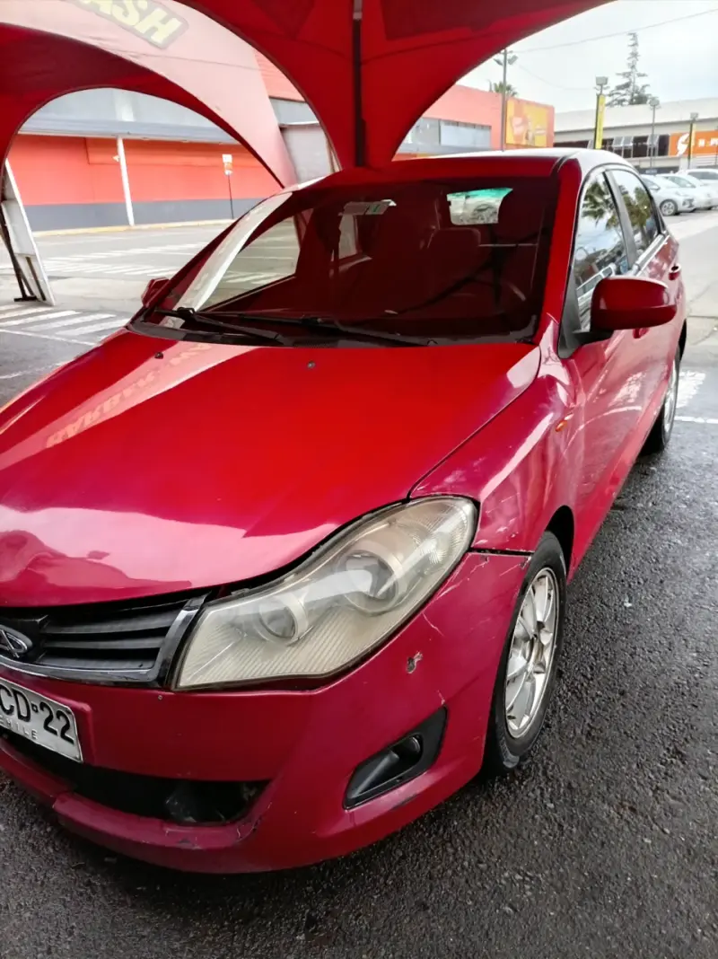 Auto sedán rojo con detalles de uso - 5
