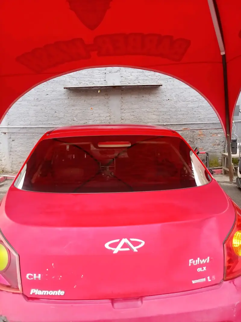 Auto sedán rojo con detalles de uso - 6