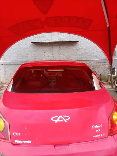Auto sedán rojo con detalles de uso - miniatura 6
