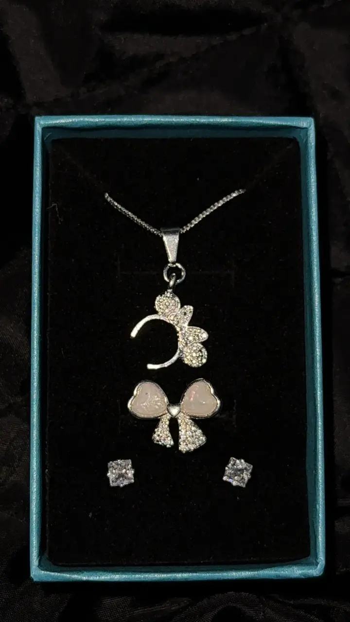 Set de joyería con colgante y aretes brillantes