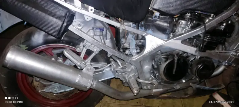 Chasis de motocicleta con escape deportivo