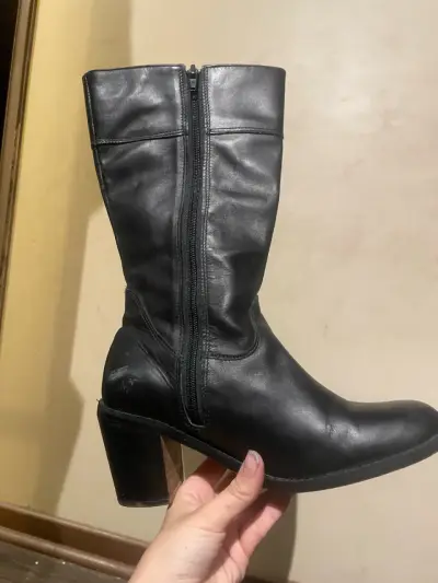 Botas negras de cuero con tacón alto - miniatura 2
