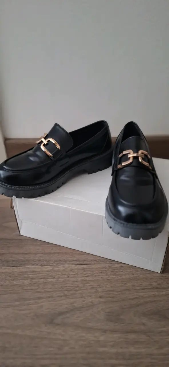 Mocasines negros con hebilla dorada para hombre - 1