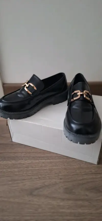 Mocasines negros con hebilla dorada para hombre - miniatura 1