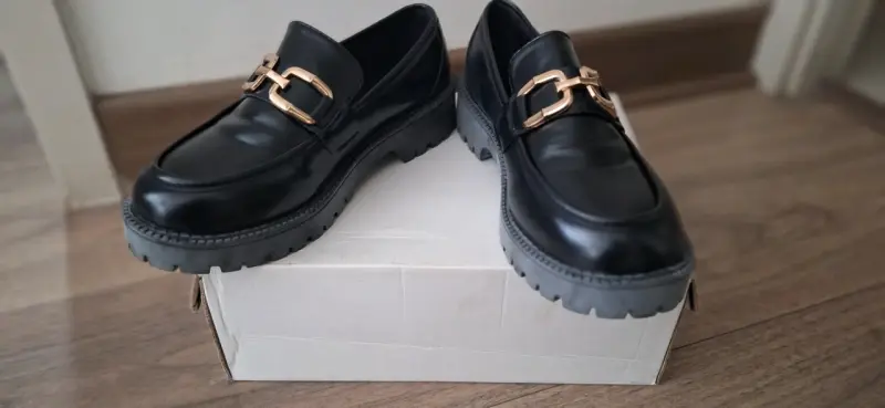 Mocasines negros con hebilla dorada para hombre - 2