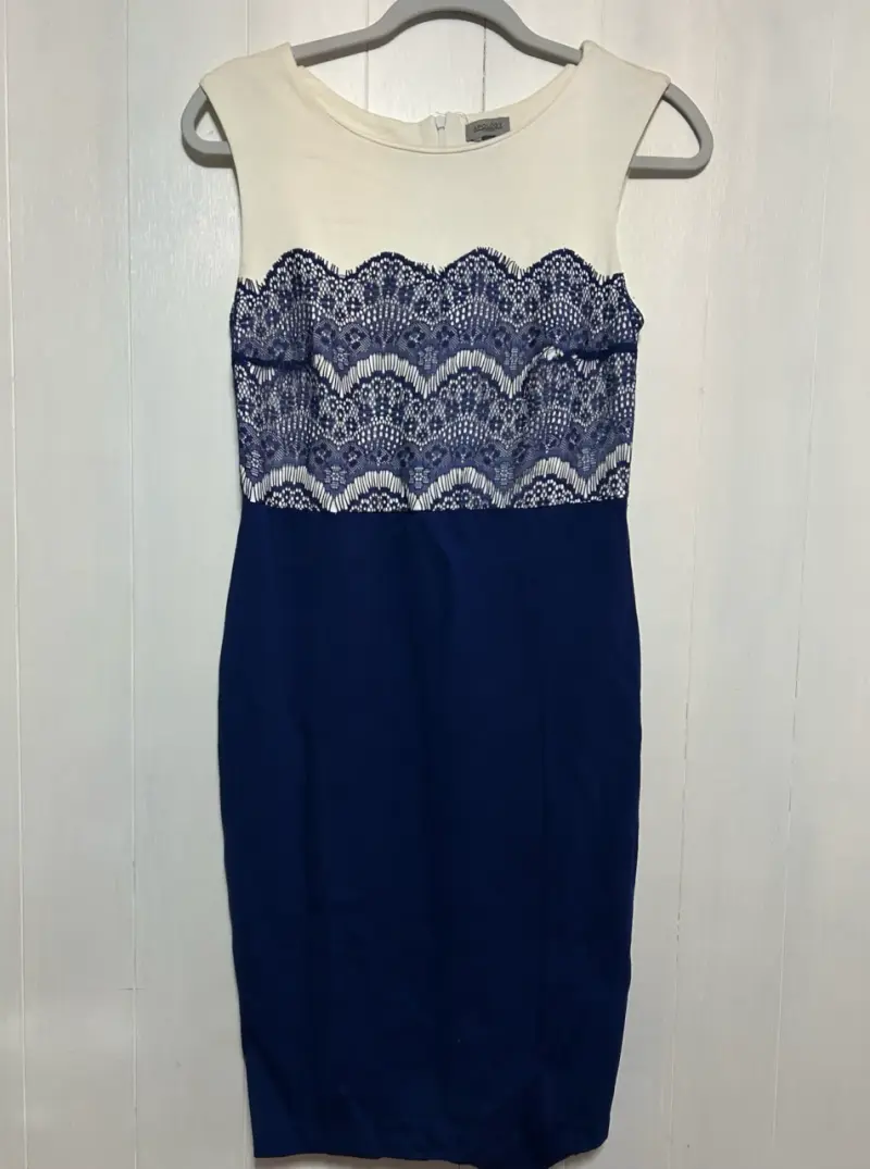 Vestido con encaje azul y blanco
