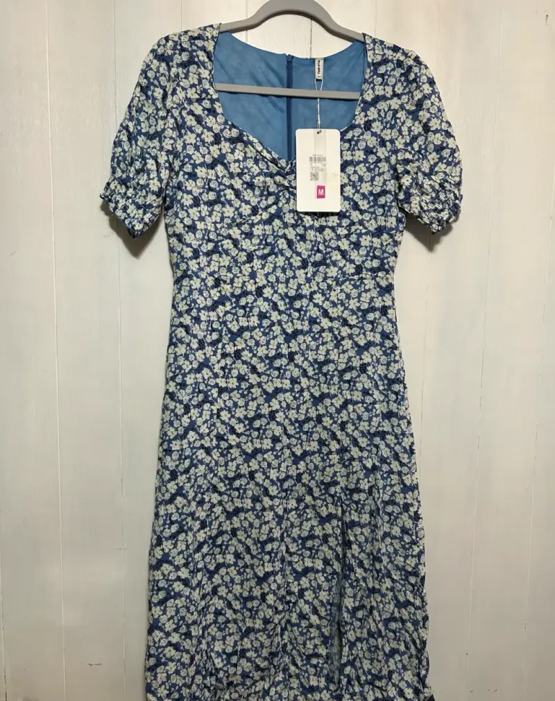 Vestido floral azul con mangas cortas