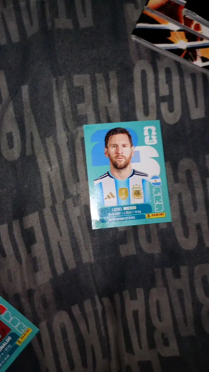 Figuritas de fútbol Panini Messi y Ronaldo - 2