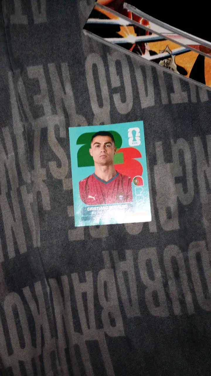 Figuritas de fútbol Panini Messi y Ronaldo - 3