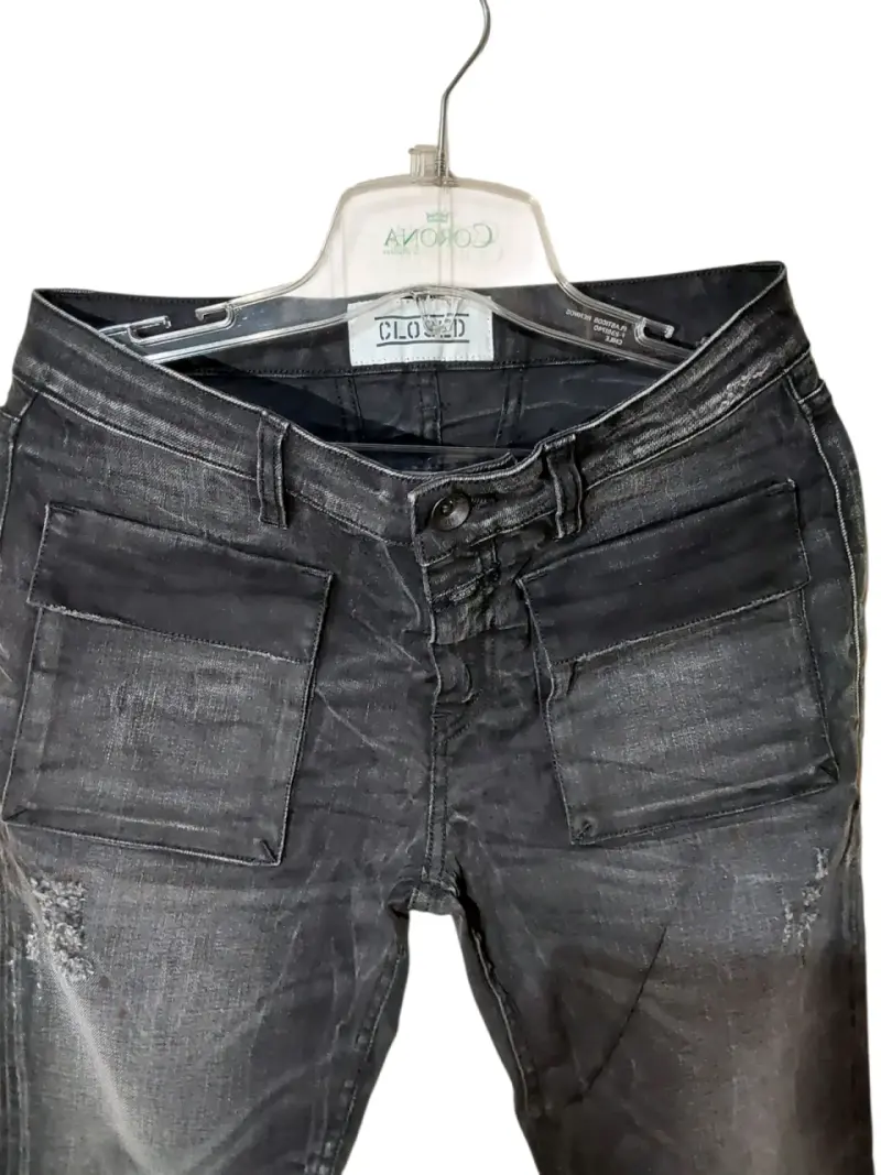 Jeans negros de mujer con bolsillos grandes