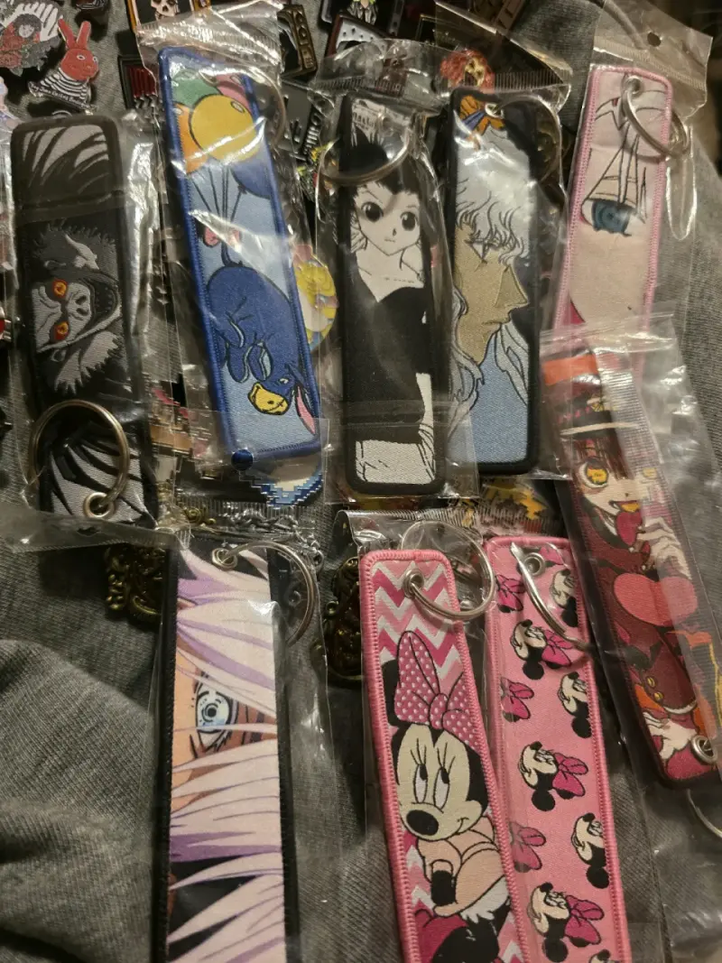 Llavero de tela con diseños animados variados - 1