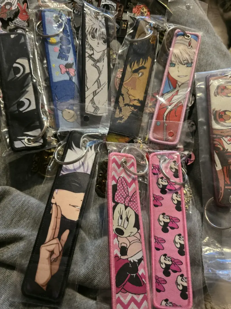Llavero de tela con diseños animados variados - 2