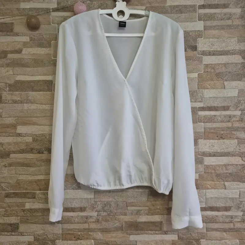 Blusa blanca de mujer con escote en V
