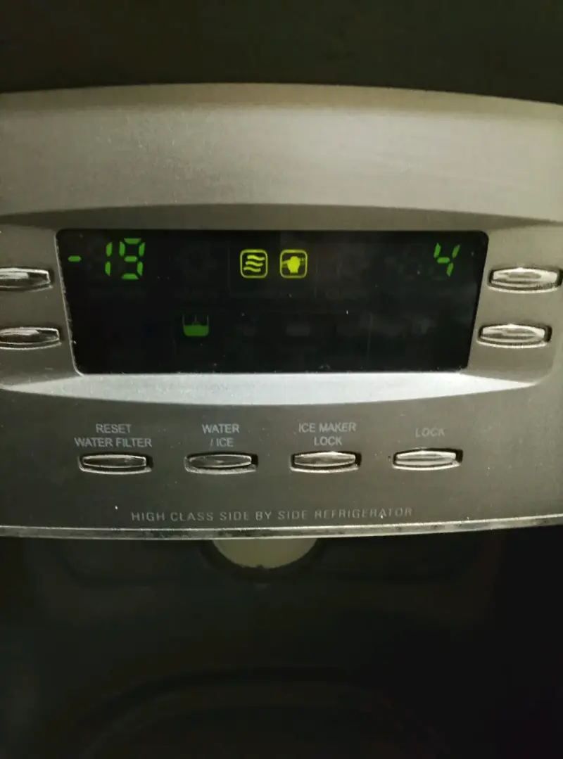 Refrigerador Side by Side con dispensador de agua