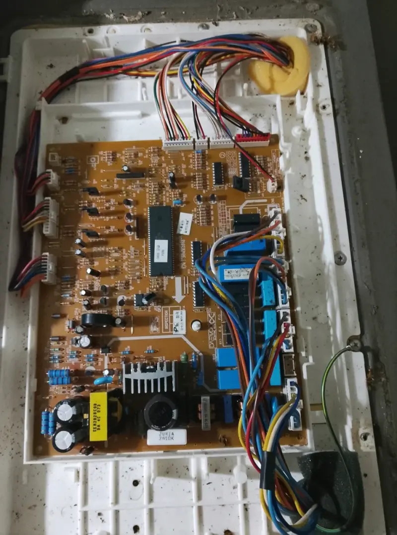 Tarjeta electrónica para refrigerador con cables