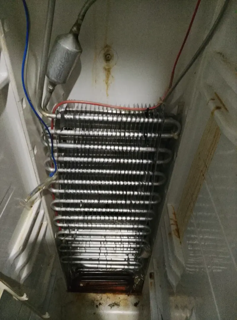 Refrigerador con serpentín interno en buen estado