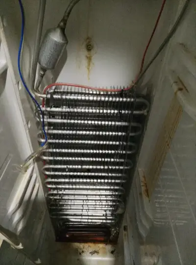 Refrigerador con serpentín interno en buen estado - miniatura 1