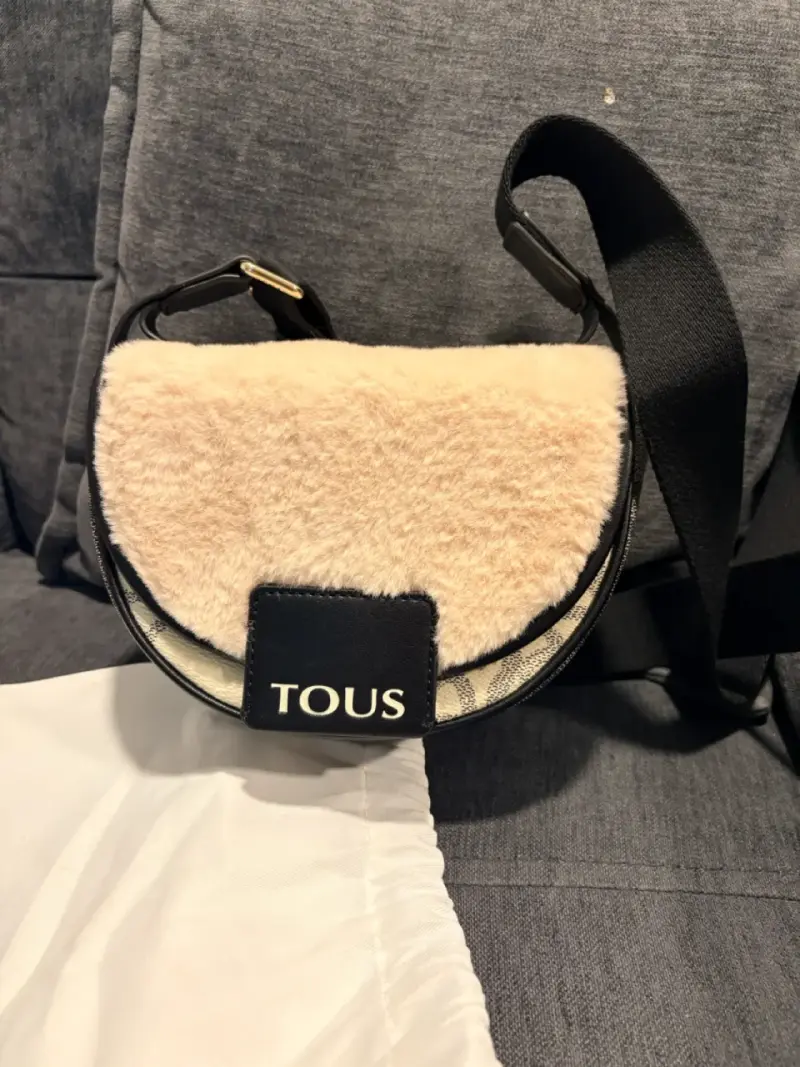 Bolso bandolera Tous con diseño peludo