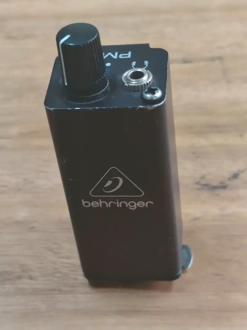 Amplificador de Auriculares Behringer PM1 - 1