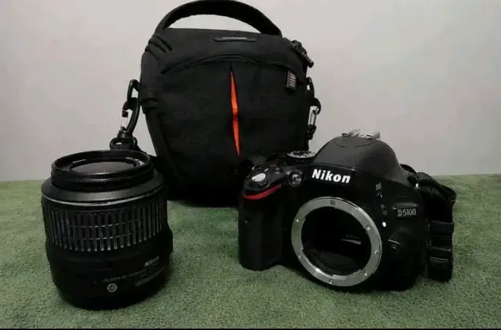 Cámara Nikon D5100 con lente y bolso - 1