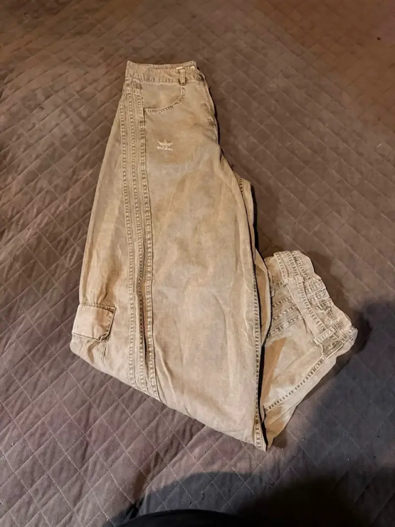 Pantalones cargo beige Adidas con logo - 2