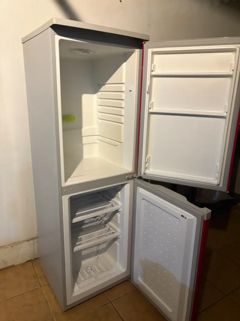 Refrigerador Midea rojo con congelador - 3