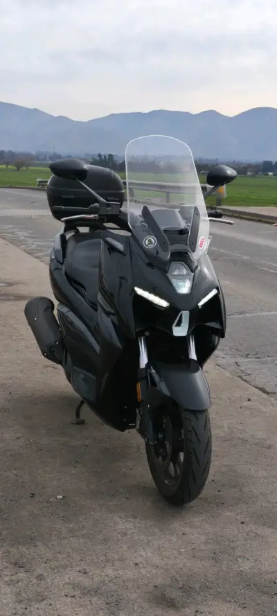 Scooter Zontes 310M con parabrisas y baúl - miniatura 1