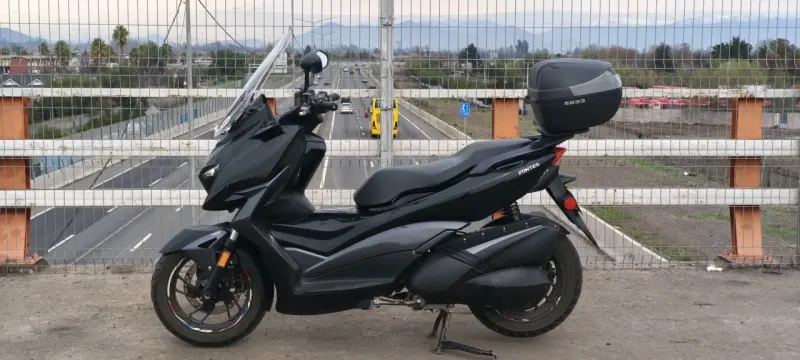 Scooter Zontes 310M con parabrisas y baúl - 3