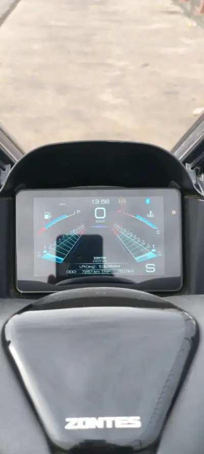 Scooter Zontes 310M con parabrisas y baúl - miniatura 4
