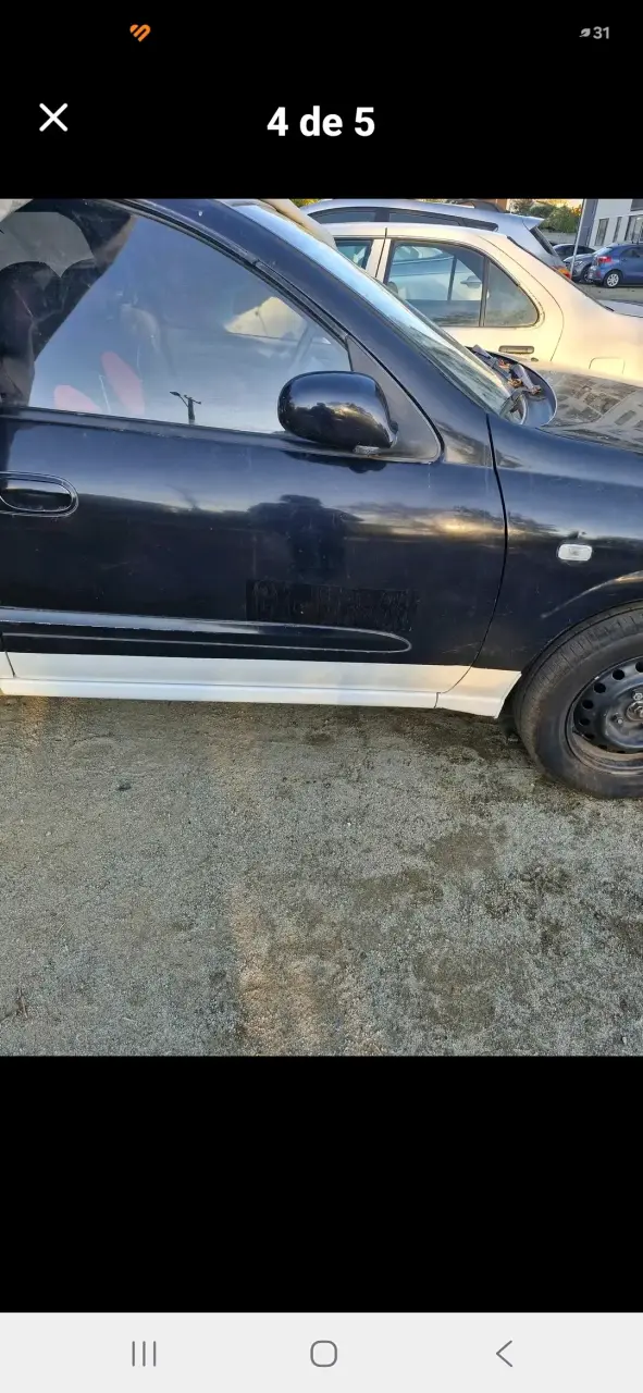 Auto usado negro en buen estado - 1