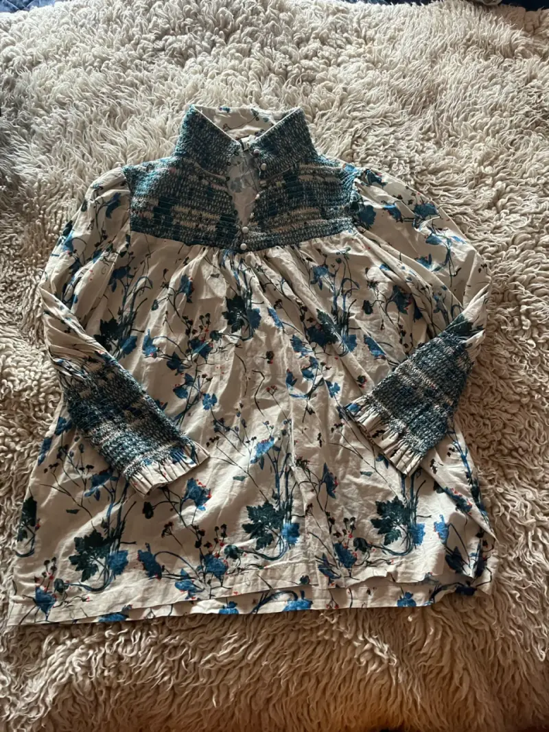Blusa floral Tuckernuck con cuello alto - 1