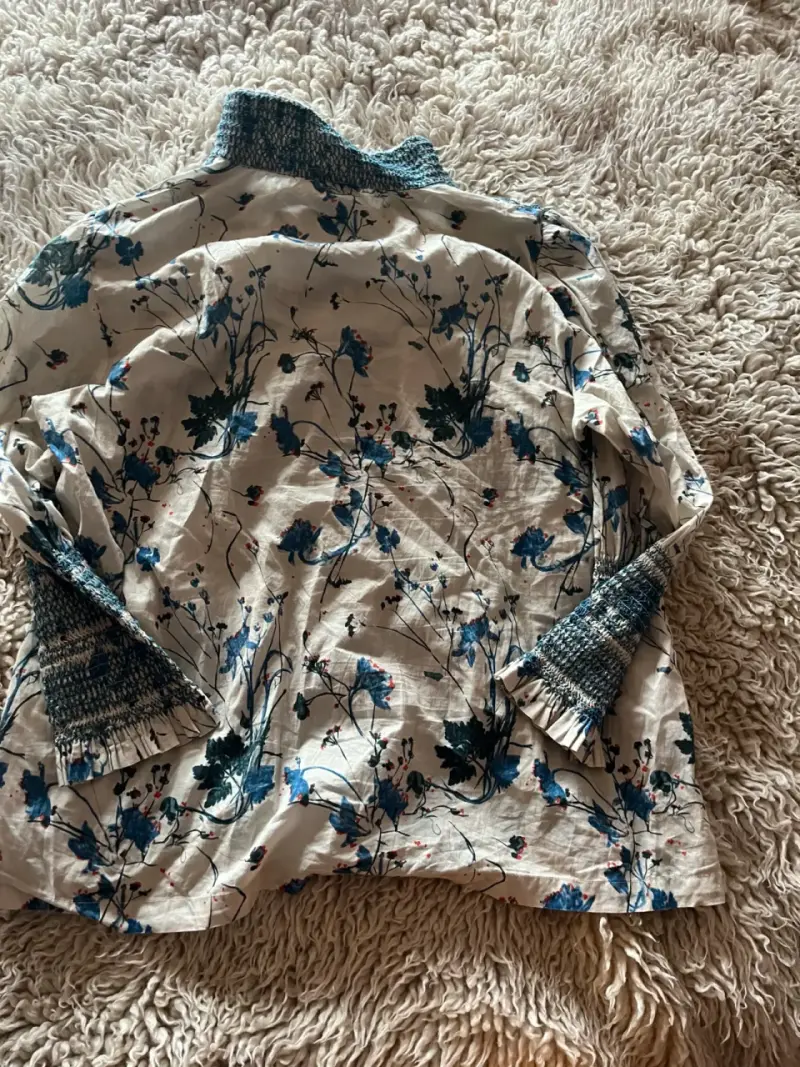 Blusa floral Tuckernuck con cuello alto - 4