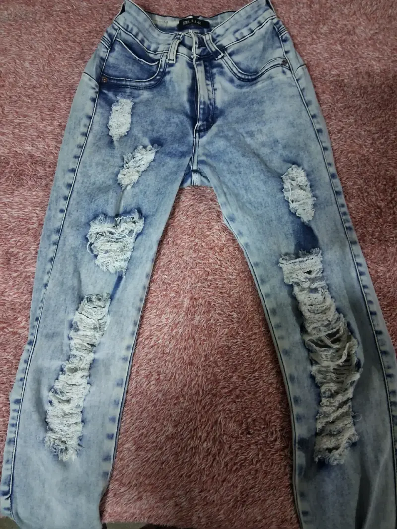Jeans rasgados azul claro para mujer