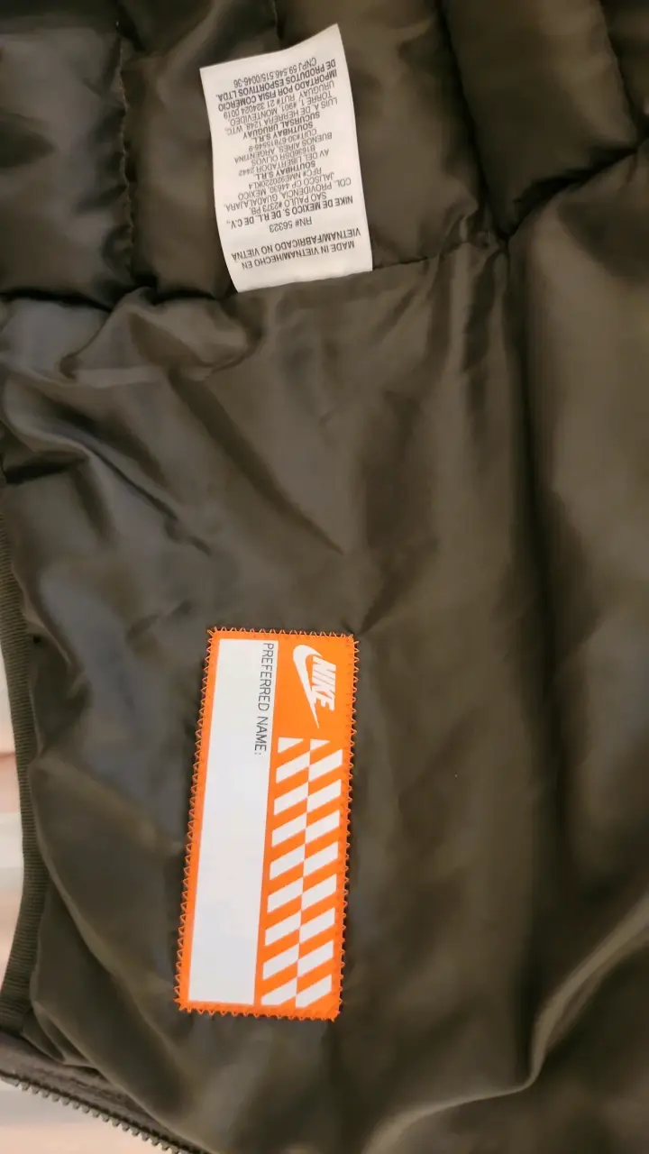 Chaqueta acolchada Nike con capucha. - 1