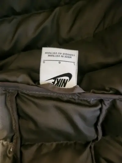 Chaqueta acolchada Nike con capucha. - miniatura 3