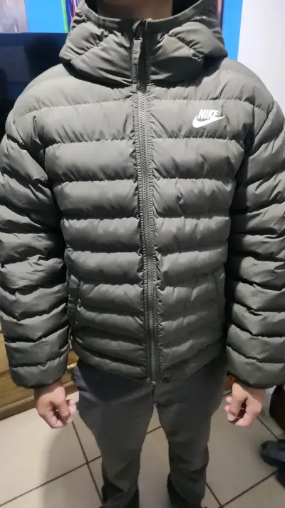 Chaqueta acolchada Nike con capucha. - miniatura 4