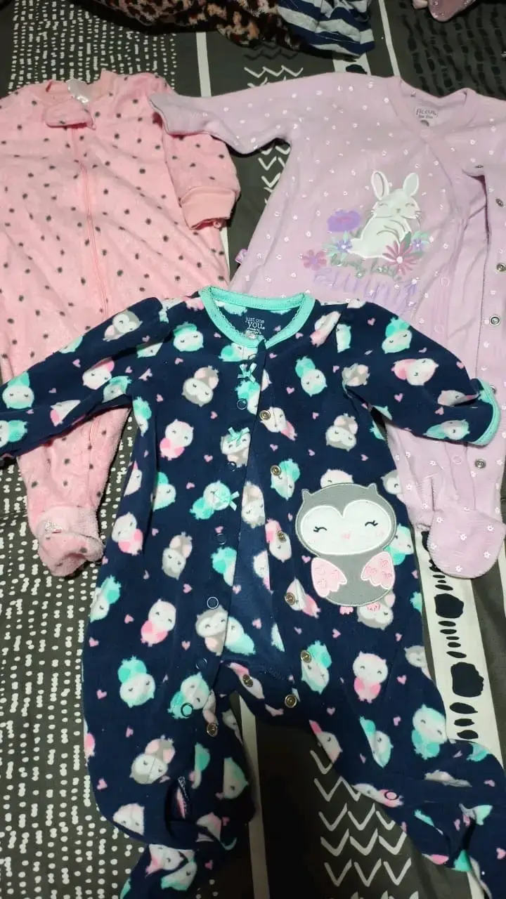 Lote de pijamas de bebé con diseños variados