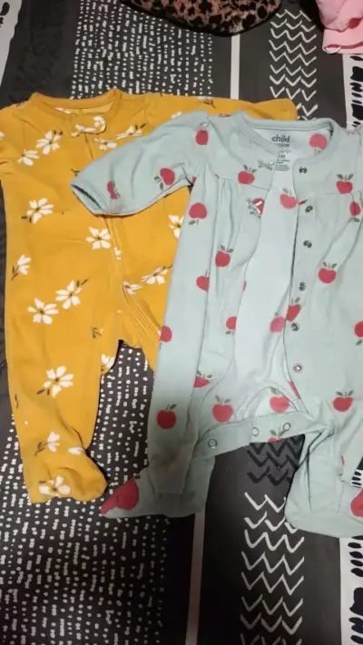 Lote de pijamas de bebé con diseños variados - miniatura 2