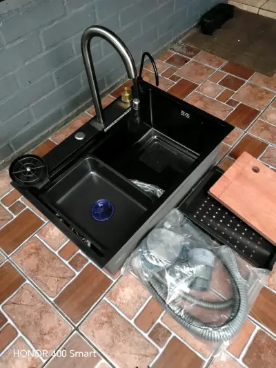 Fregadero de cocina con grifo extraíble y accesorios - miniatura 3