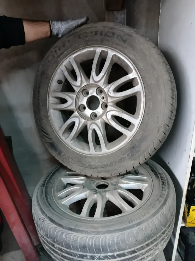 Juego de llantas y neumáticos Goodyear usados - 1