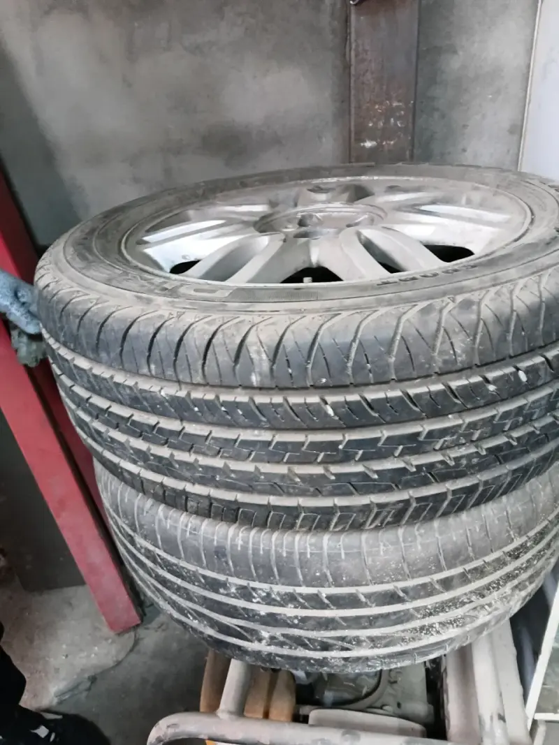 Juego de llantas y neumáticos Goodyear usados - 2