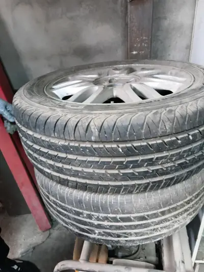 Juego de llantas y neumáticos Goodyear usados - miniatura 2