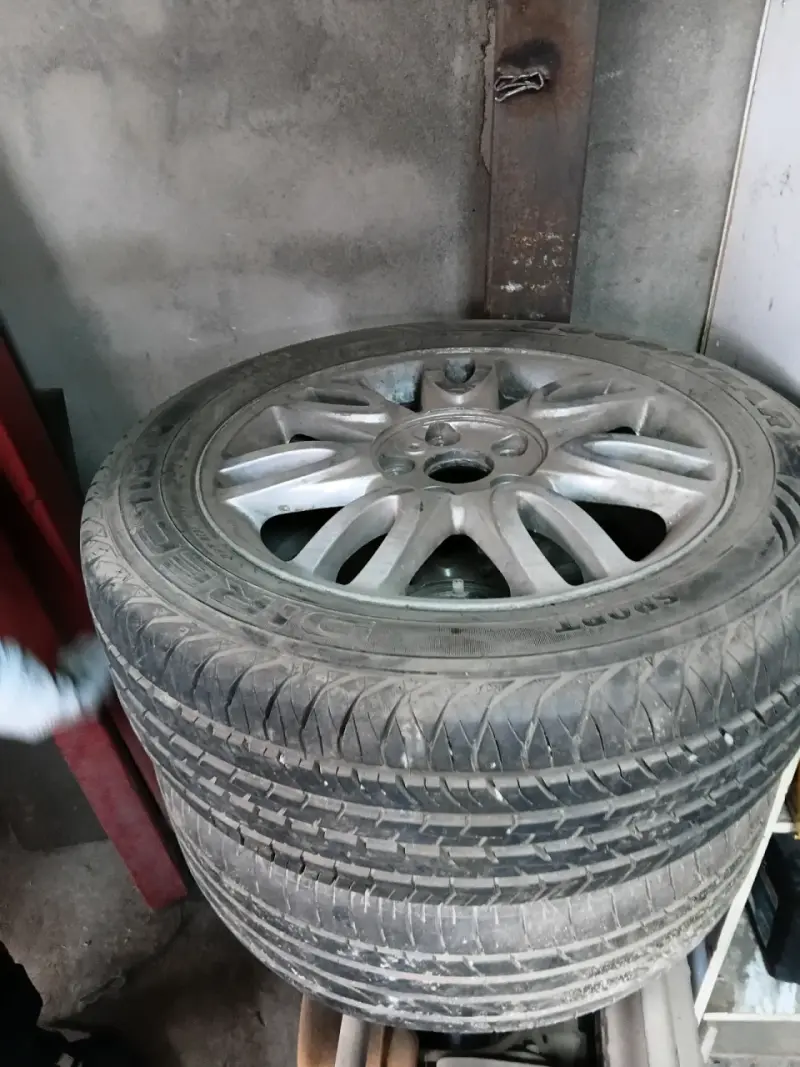 Juego de llantas y neumáticos Goodyear usados - 3
