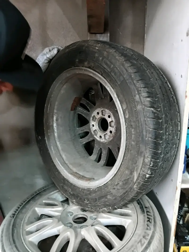 Juego de llantas y neumáticos Goodyear usados - 4