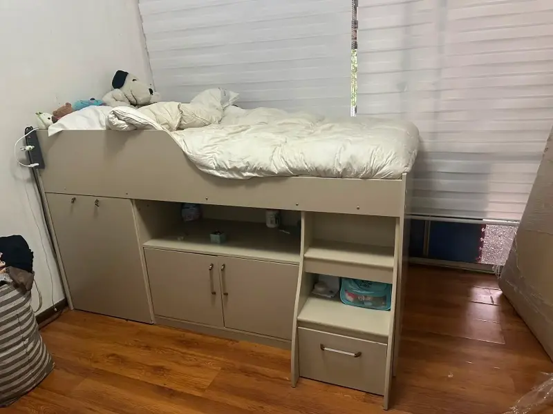 Cama alta infantil con almacenamiento integrada