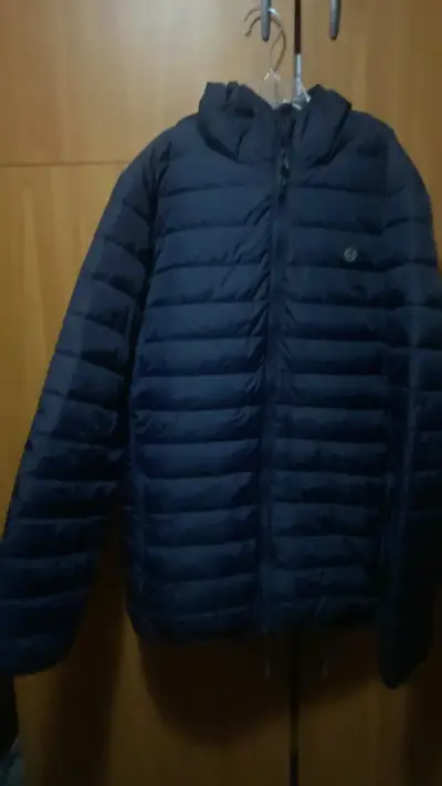 Chaqueta acolchada azul con capucha - miniatura 1