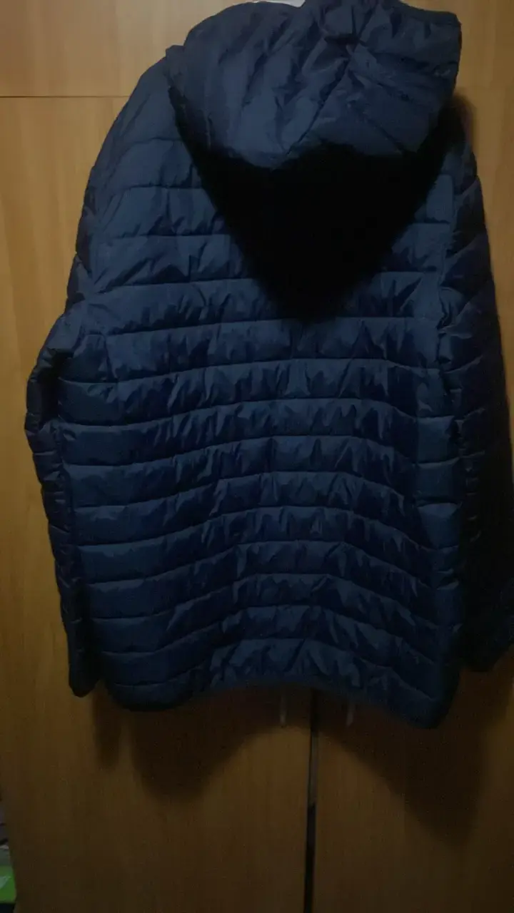 Chaqueta acolchada azul con capucha - 2