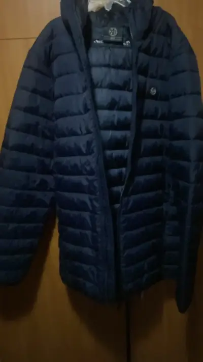 Chaqueta acolchada azul con capucha - miniatura 3