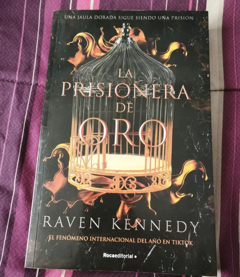 Libro La Prisionera de Oro de Raven Kennedy