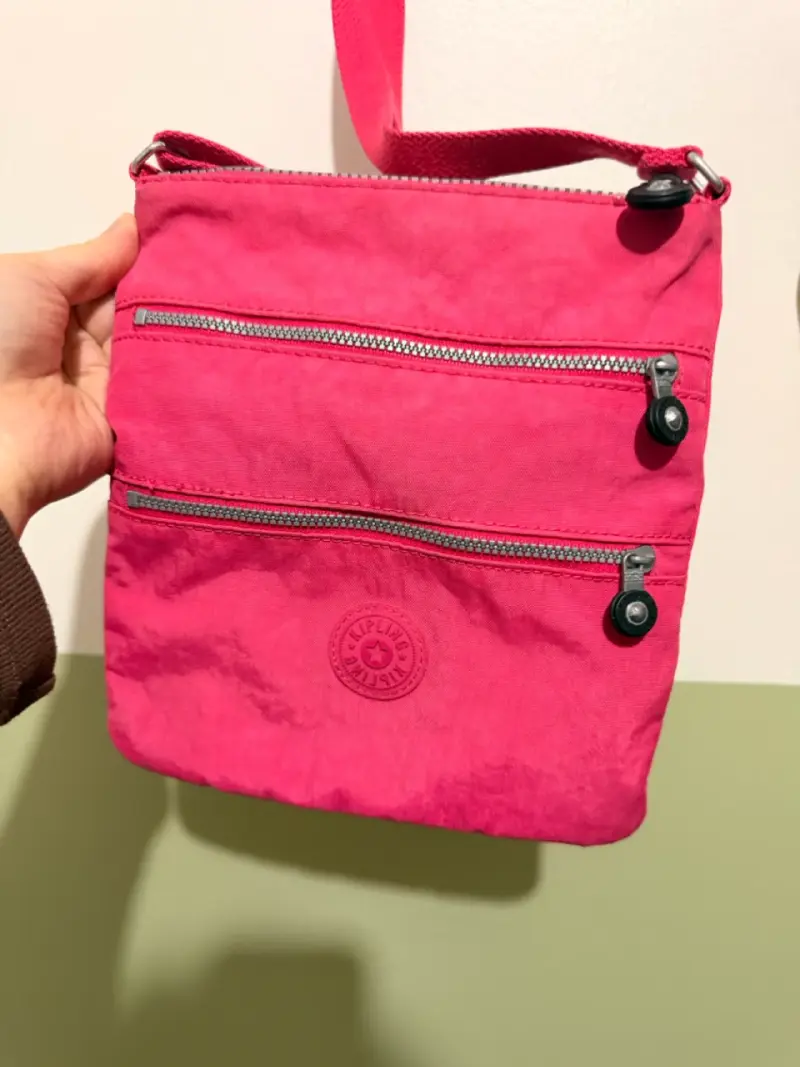 Bolso cruzado rosa Kipling con múltiples bolsillos